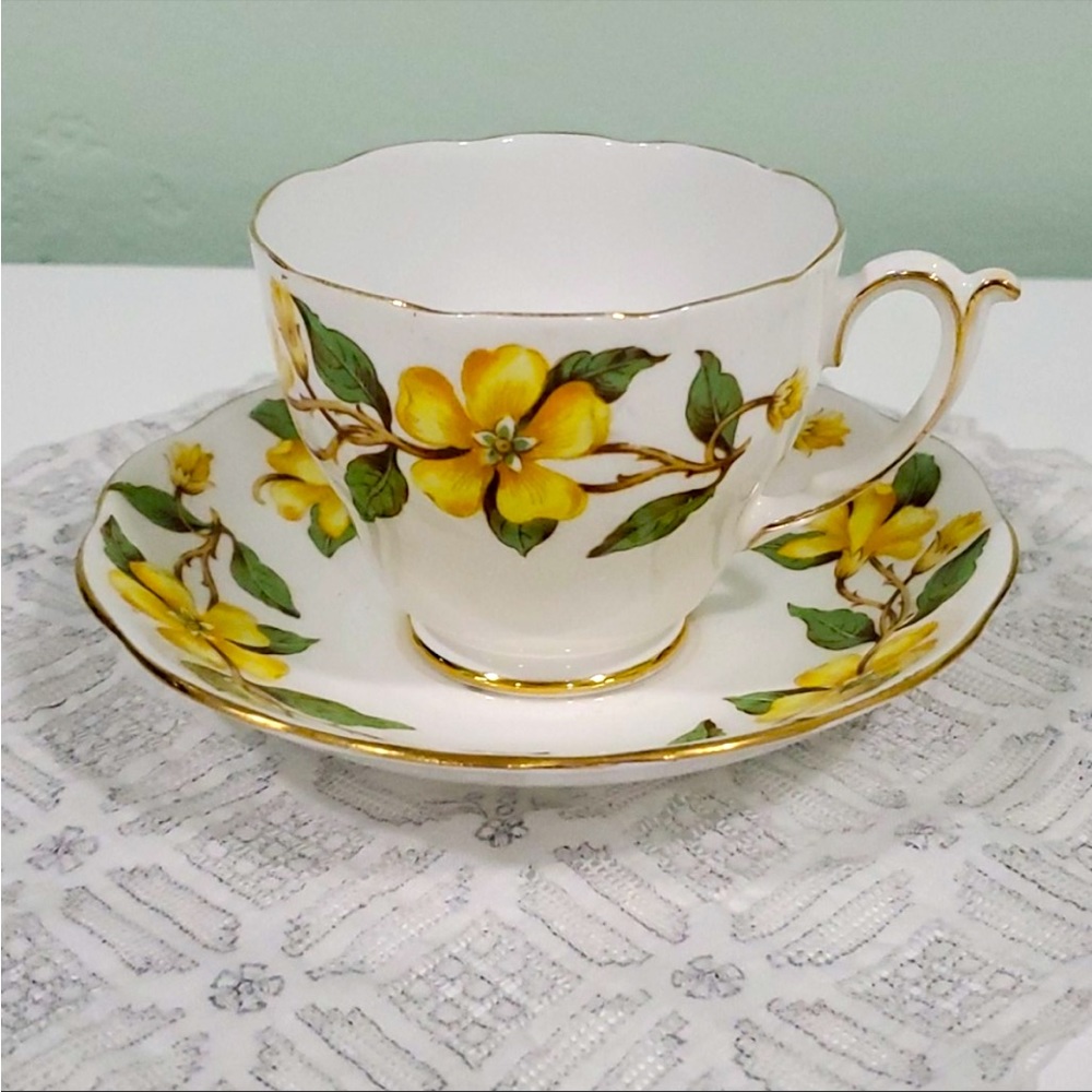 Vintage Rosyln Nu Era "Periwinckle" Fine Bone China Tea Cup & Sauce, England
